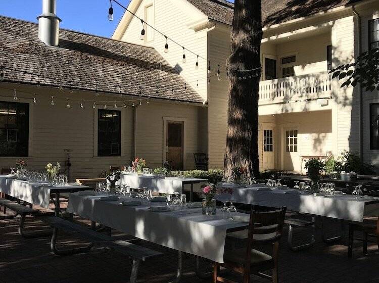 旅馆 Wolf Creek Inn & Tavern