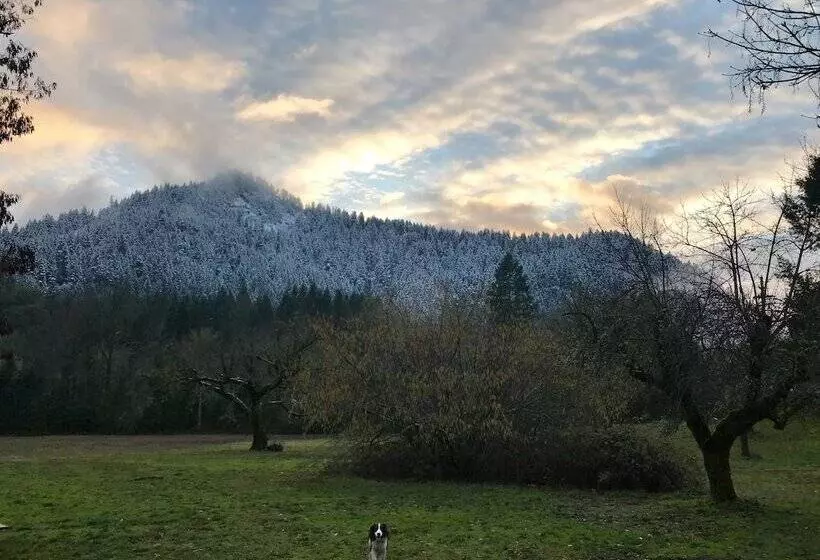 Retkeilymaja Wolf Creek Inn & Tavern