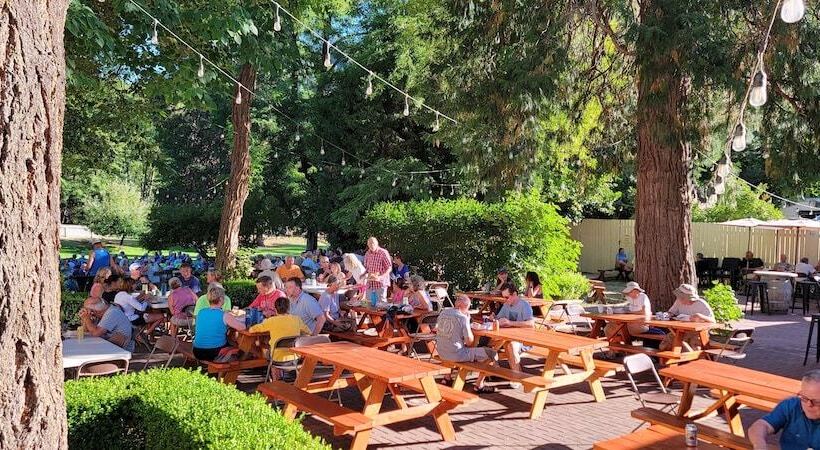 旅馆 Wolf Creek Inn & Tavern