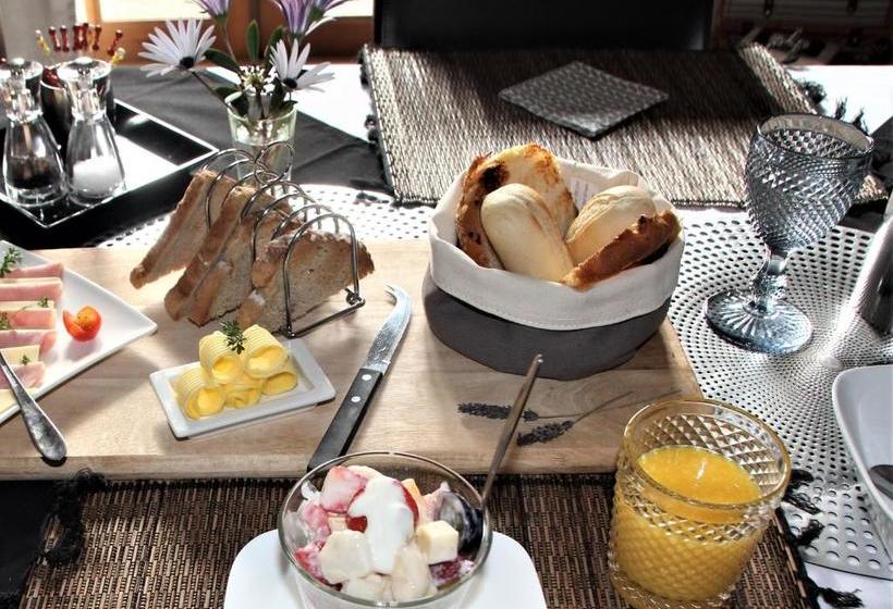 ベッドアンドブレックファースト The Great House Bnb