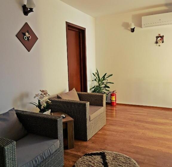 بنسيون Casa Leu