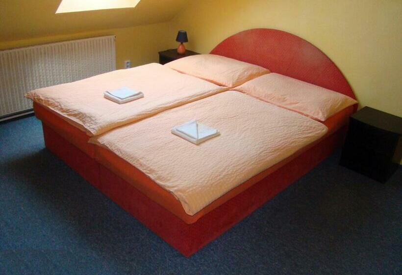 הוסטל Restaurace Penzion Rafael