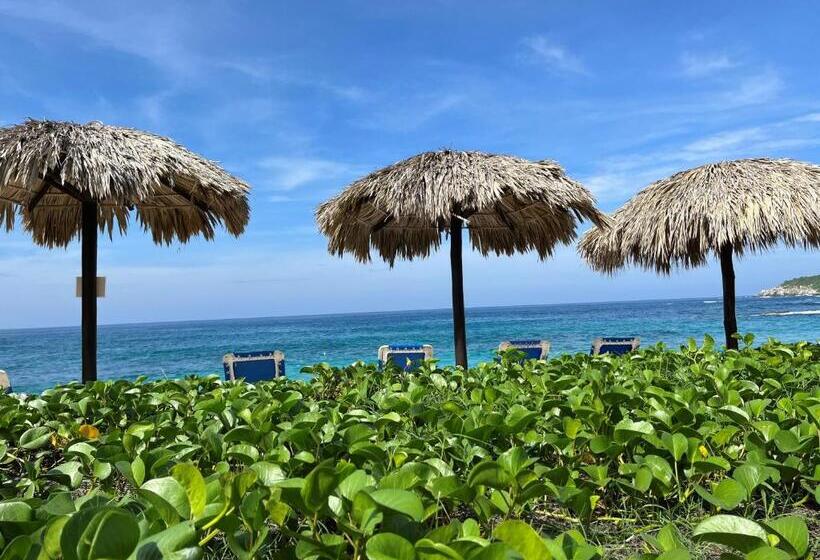 Manta Raya Hotel   Right On The Beach