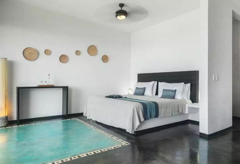 Manta Raya Hotel   Right On The Beach