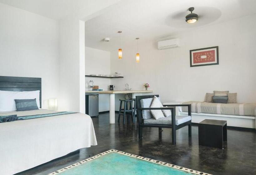 Manta Raya Hotel   Right On The Beach