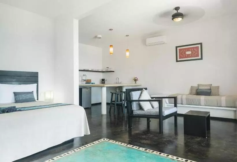 Manta Raya Hotel   Right On The Beach