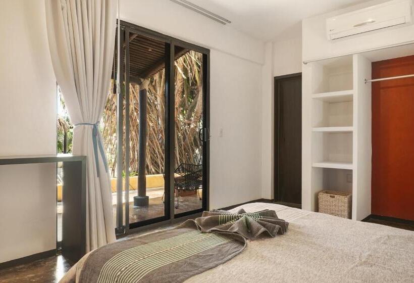 Manta Raya Hotel   Right On The Beach