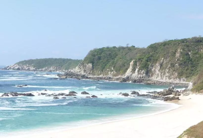 Manta Raya Hotel   Right On The Beach