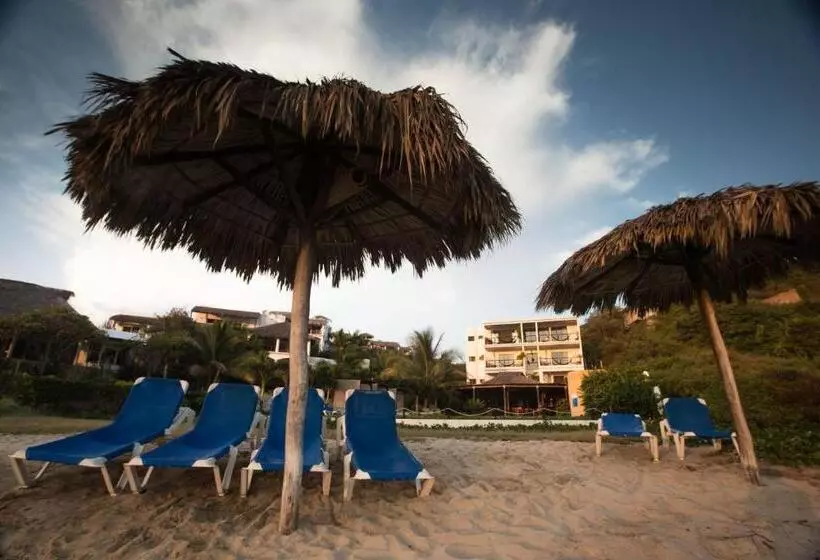 Manta Raya Hotel   Right On The Beach