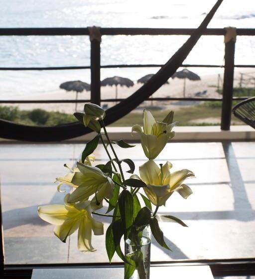 Manta Raya Hotel   Right On The Beach