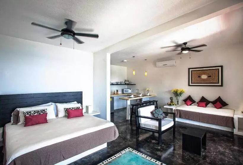 Manta Raya Hotel   Right On The Beach