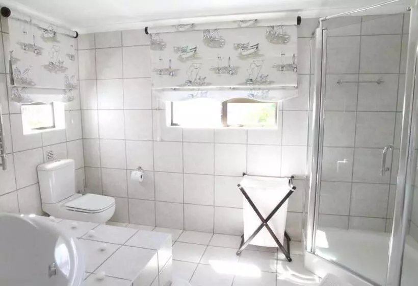 Majatalo Whispering Whale