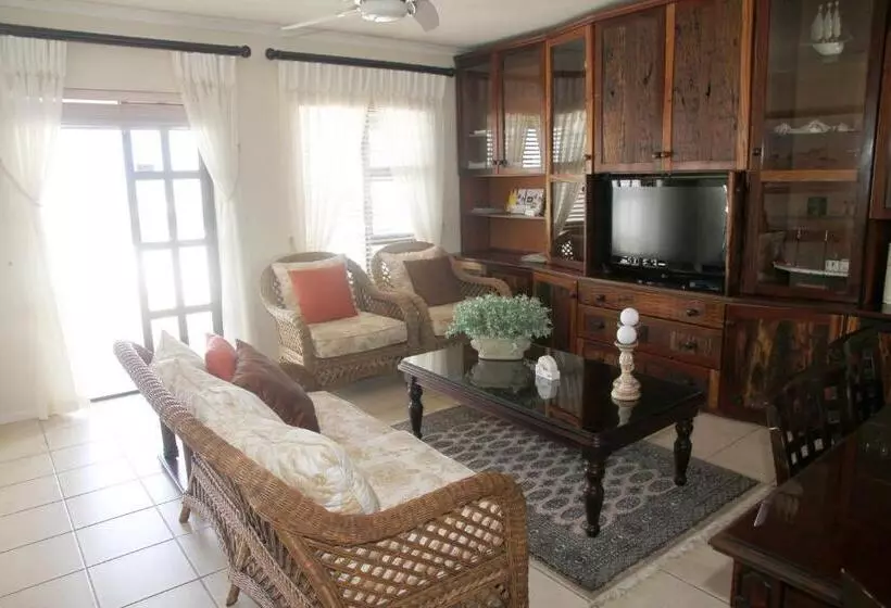 Majatalo Whispering Whale