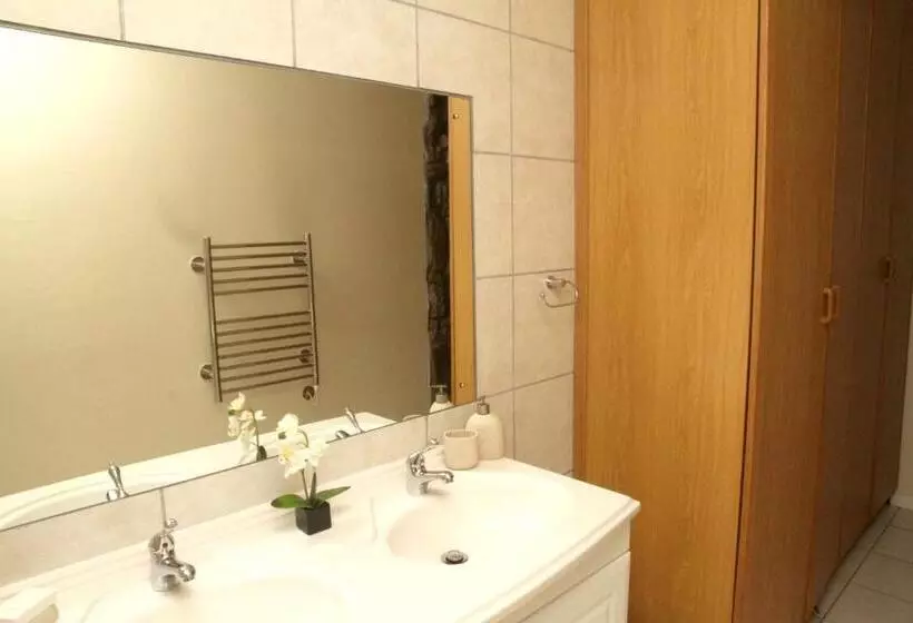 Majatalo Whispering Whale