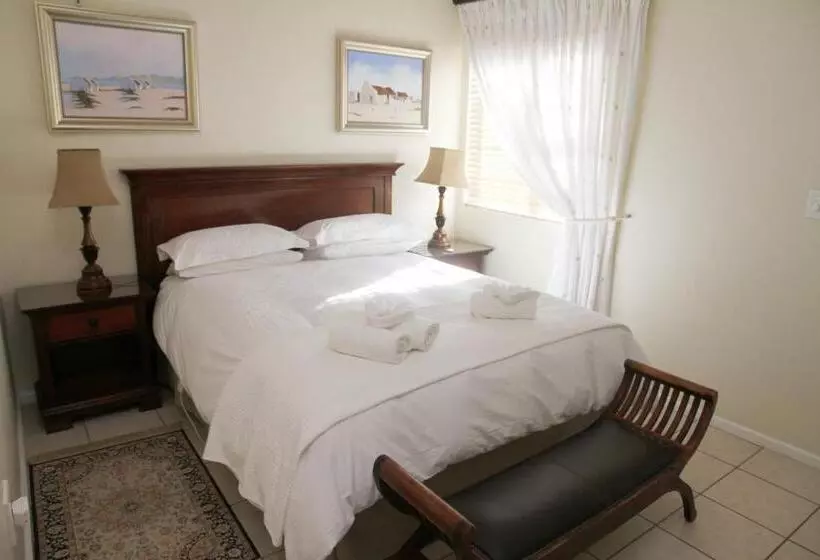 Majatalo Whispering Whale