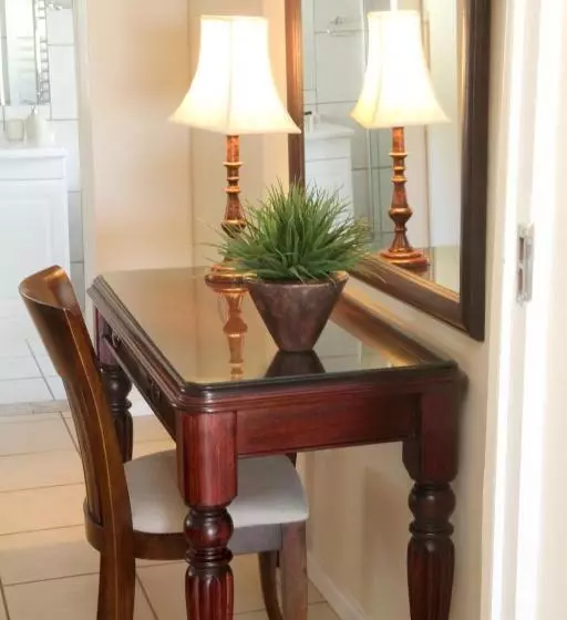 Majatalo Whispering Whale