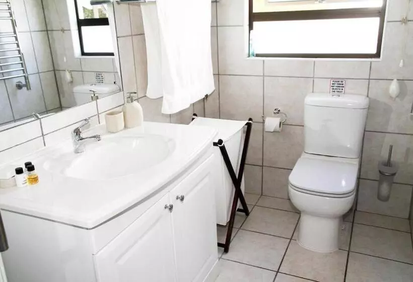 Majatalo Whispering Whale