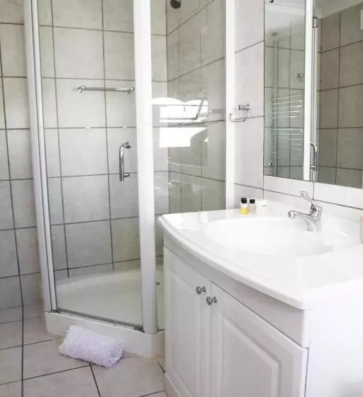 Majatalo Whispering Whale