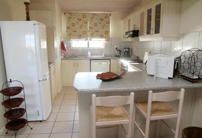 بنسيون Whispering Whale