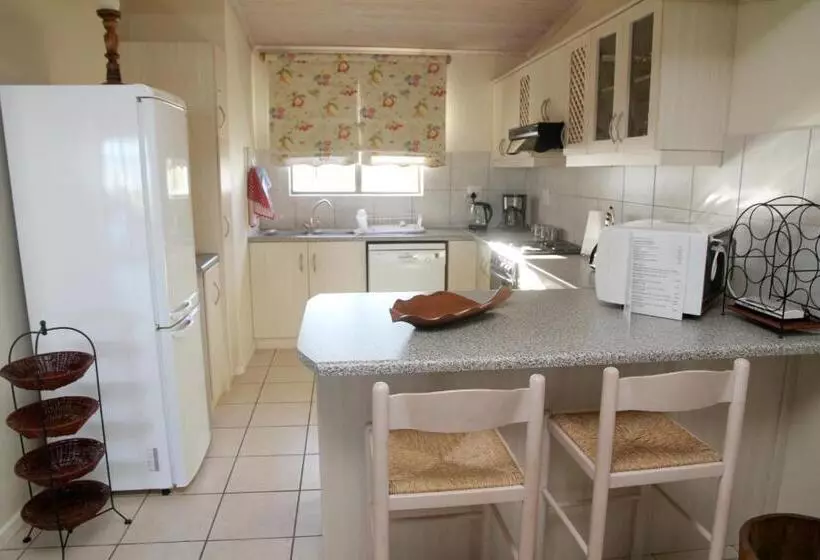 Majatalo Whispering Whale