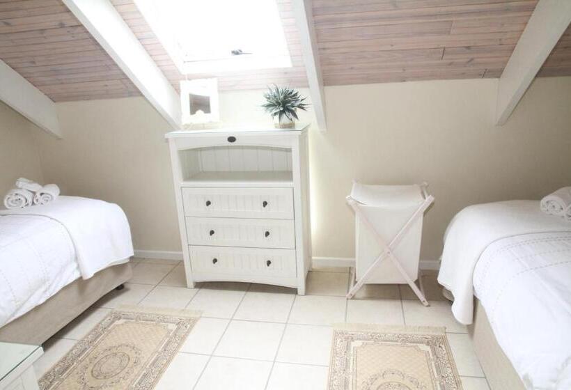 بنسيون Whispering Whale