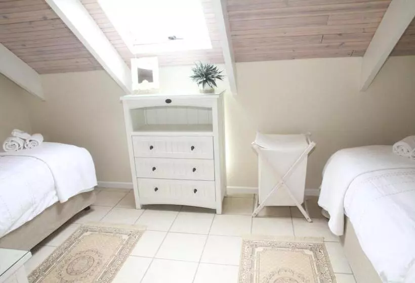 Majatalo Whispering Whale