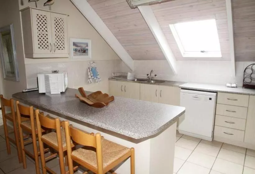 Majatalo Whispering Whale