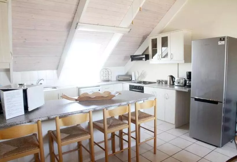 Majatalo Whispering Whale