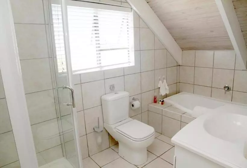 Majatalo Whispering Whale