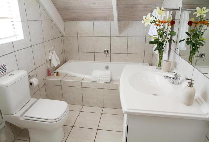 بنسيون Whispering Whale