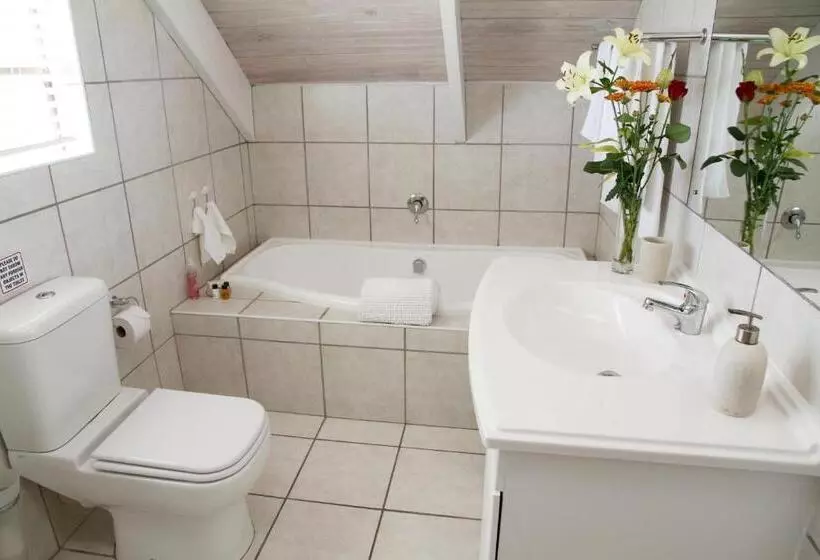 Majatalo Whispering Whale