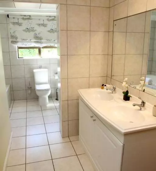 Majatalo Whispering Whale