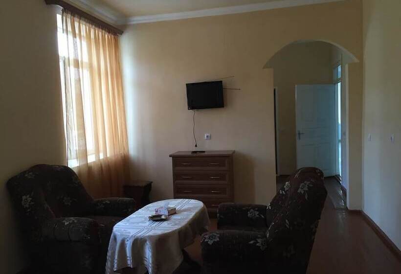 בית מלון כפרי Meghri Inn