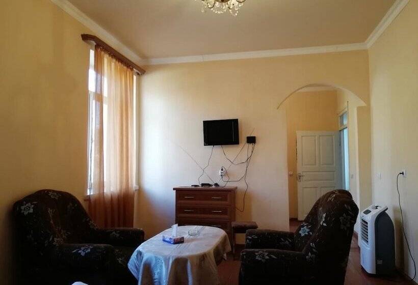 בית מלון כפרי Meghri Inn