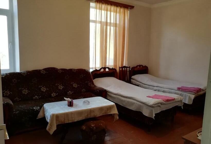 בית מלון כפרי Meghri Inn