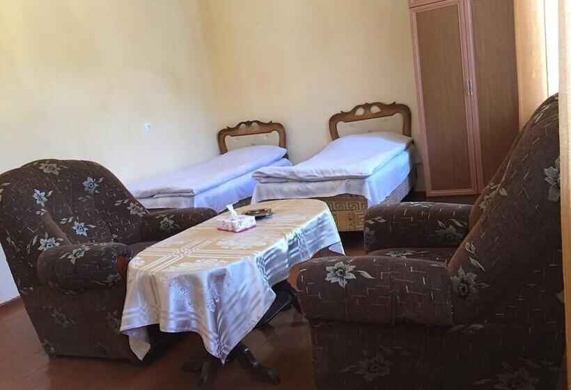 בית מלון כפרי Meghri Inn