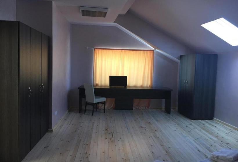 فندق The Old House