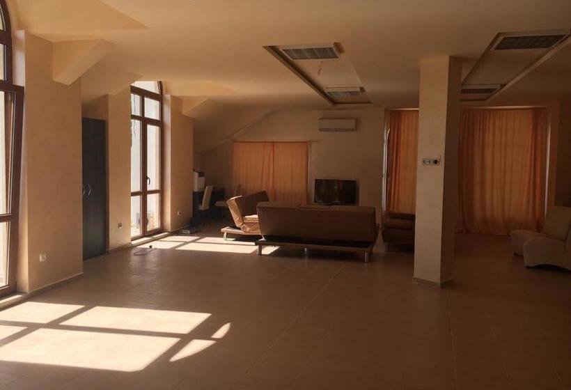 فندق The Old House