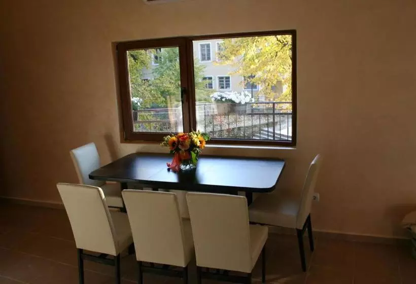 Hotelli The Old House