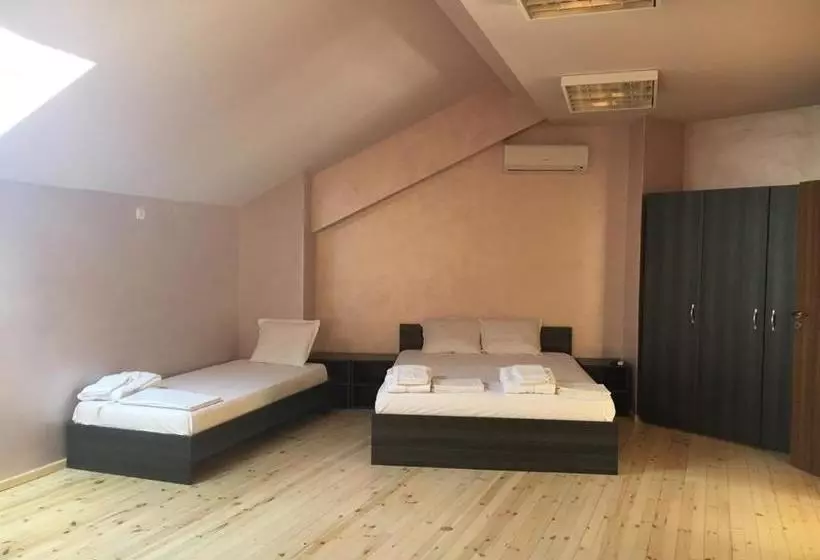 Hotelli The Old House