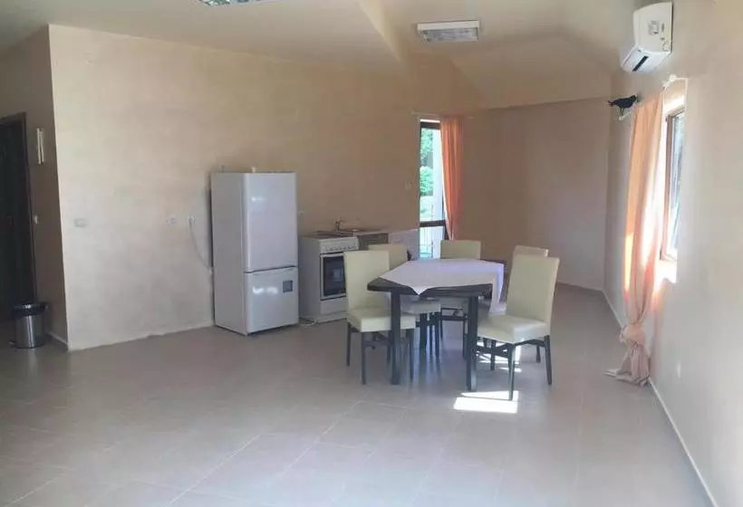 Hotelli The Old House