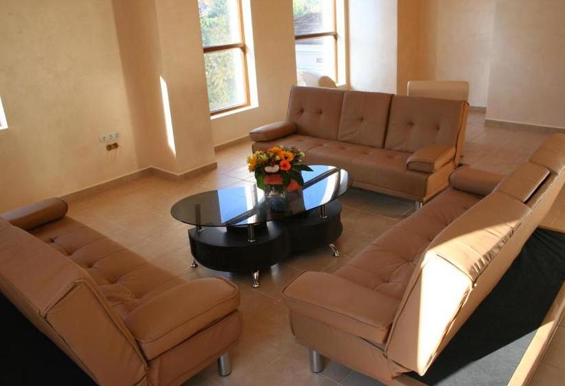 فندق The Old House