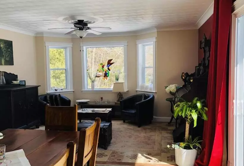 Forest & Lake Pei Bed & Breakfast