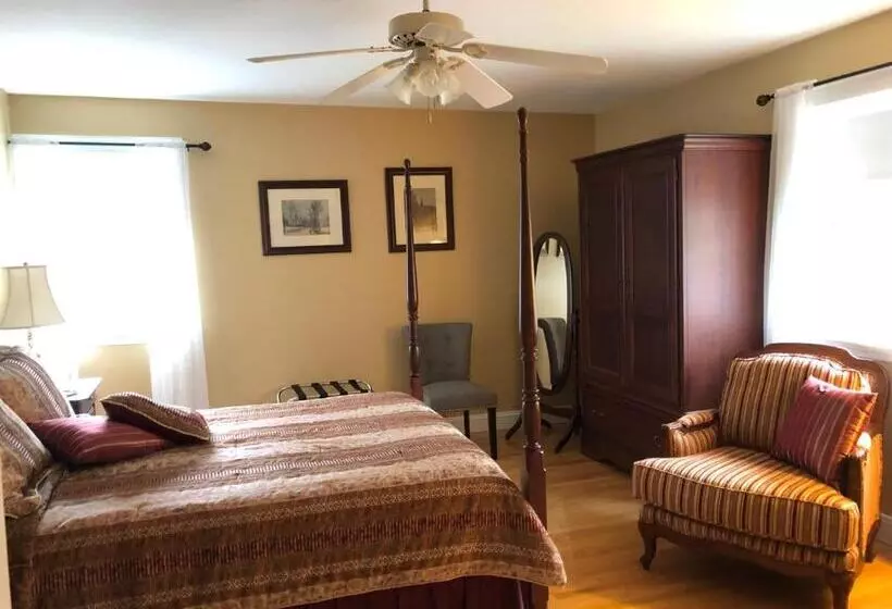 Forest & Lake Pei Bed & Breakfast