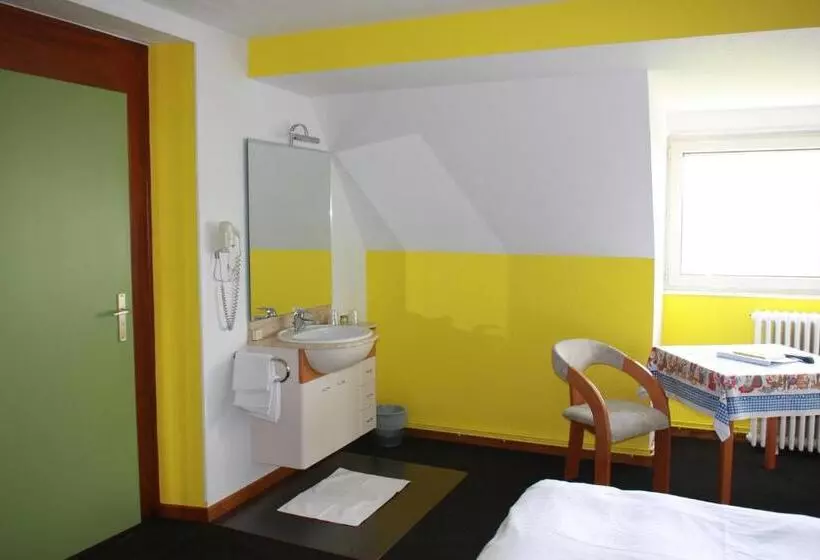 ホテル Hôtel Restaurant Roess