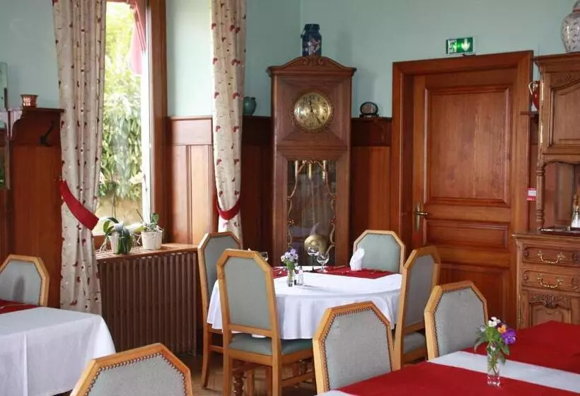ホテル Hôtel Restaurant Roess