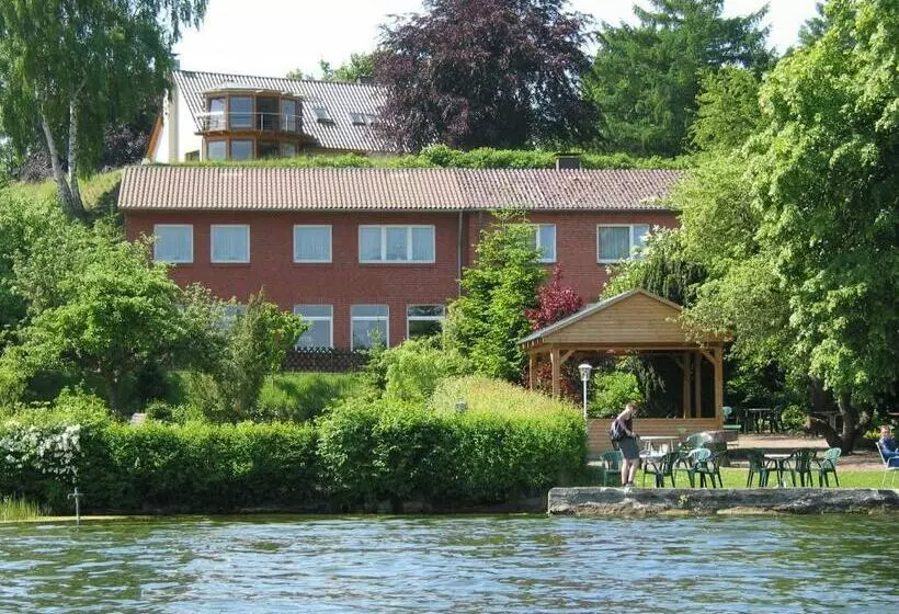 ペンション Gasthof Am See