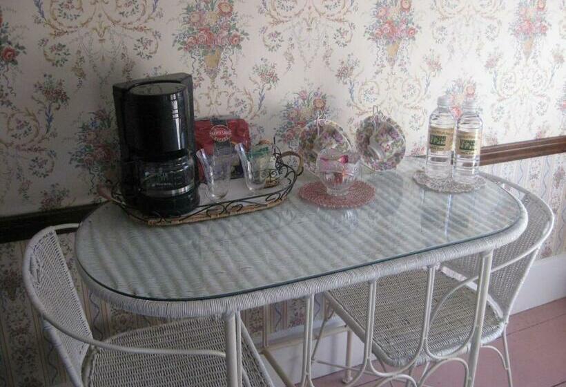 The Bridges Inn At Whitcomb House B&b