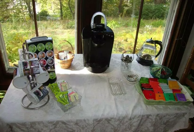 The Bridges Inn At Whitcomb House B&b