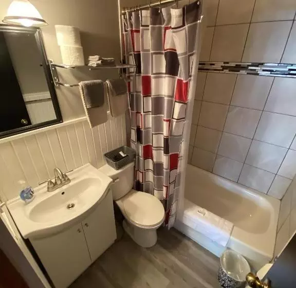 The Pines Motel And Cottages